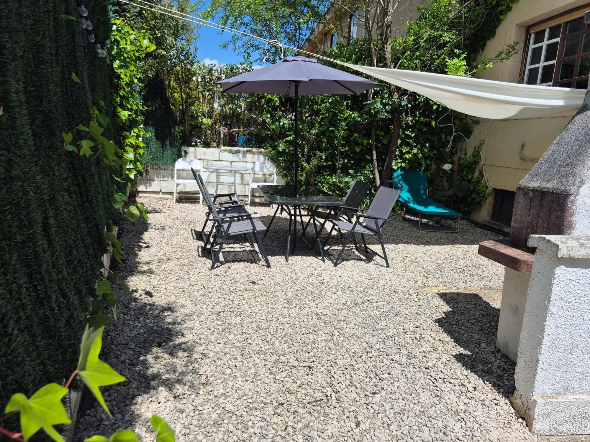 Cool Basement Studio In Hosts House With Private Terrace And Bbq Zizur Mayor Pokoj fotografie